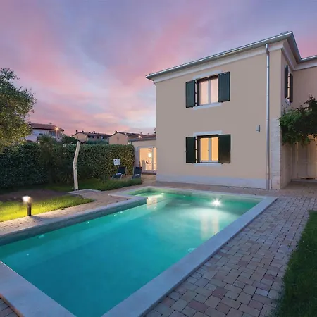 Holiday home Gorgeous In Strada Contesa With Kitchen Filipac